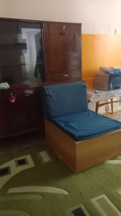 Două canapele extensibile,  două fotolii fixe,  două vitrine, două comode, o noptieră , folosite. 500 lei toate