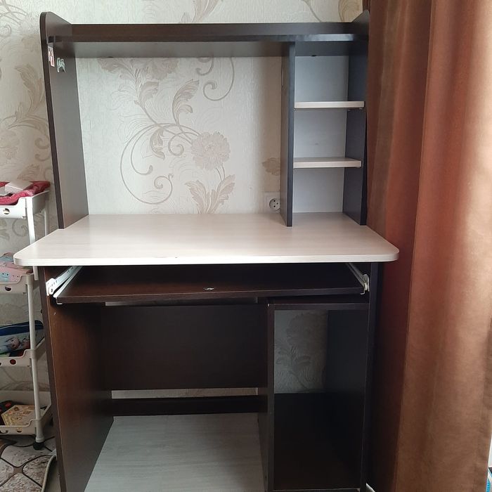 Письменный стол с надстройкой и полками