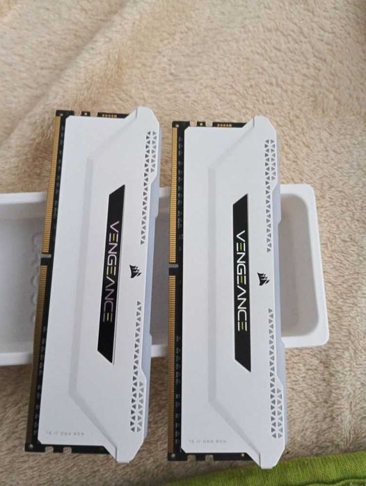 Corsair vengeance RGB ddr4 32gb РАМ/RAM