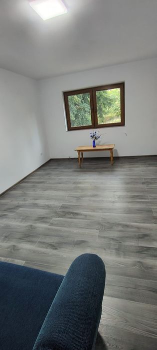Vând apartament cu 3 camere decomandat.