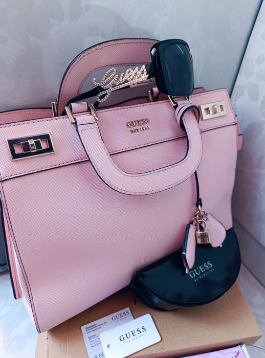 Ефектни слънчеви очила Guess с камъни