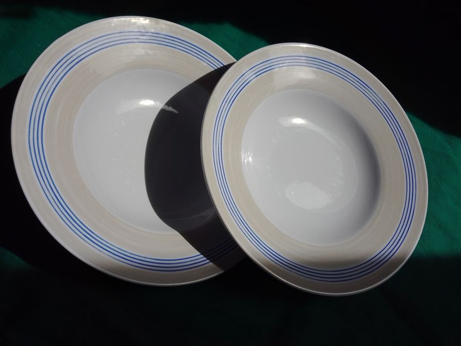 Бълг.порцелан, 6 чинии, ножове,купи,винен сервиз