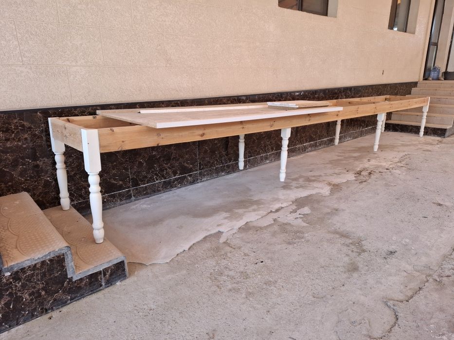 Стол для гостинной