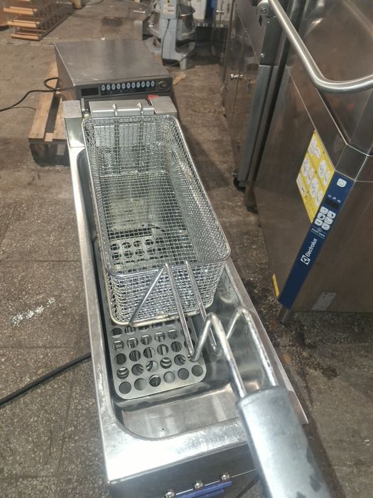 Фритюрник ELECTROLUX с филтрираща система  компактен