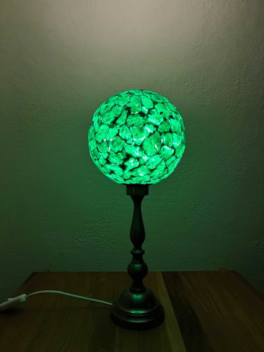 lampa ambientala din cuart verde , cu pietre lucrate manual