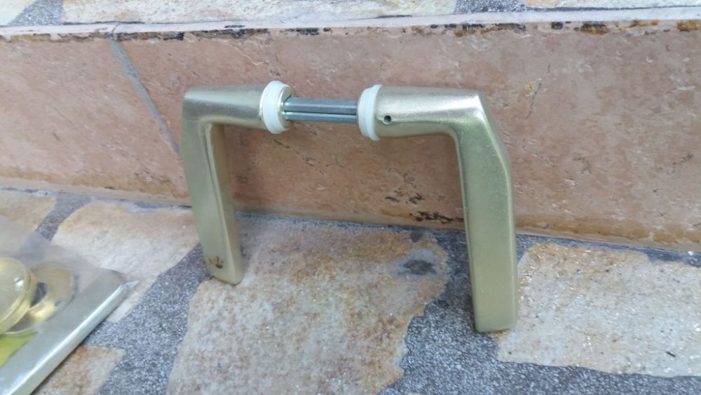 Дръжки за дограма