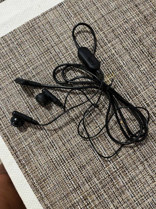 Слушалки Samsung с кабел