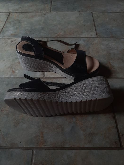 Сандали с платформа