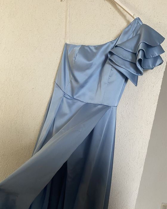 Дълга официална рокля с елегантна цепка