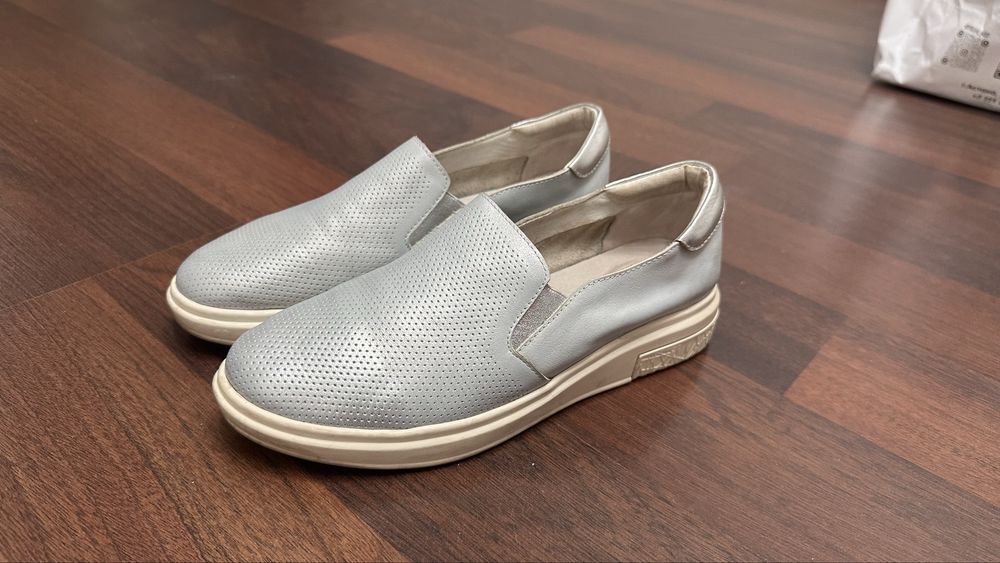 Продам кожаные женские слипоны