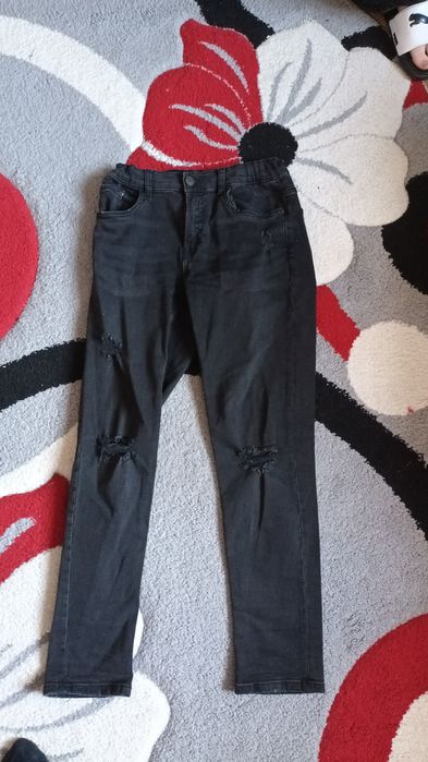 Vand pantaloni de blugi