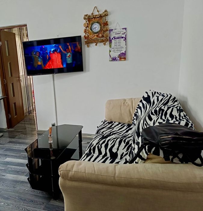 Închiriez apartament cu 2 camere