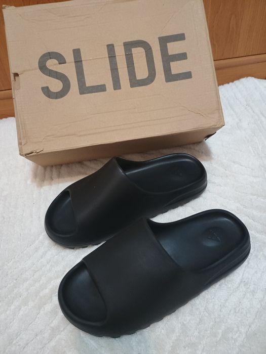 Șlapi Yeezy Slides