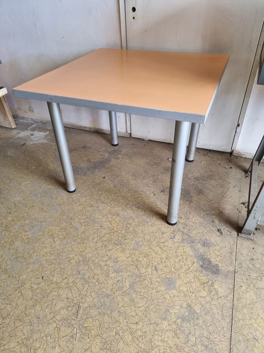 Столове и маси .