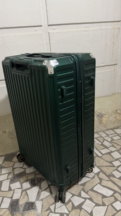 Чемодан пластиковый на молнии