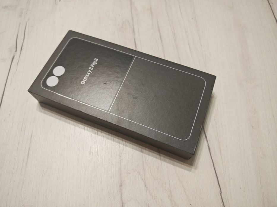Samsung Galaxy Z Flip 8 256 GB Чисто Нов 24 м Гаранция