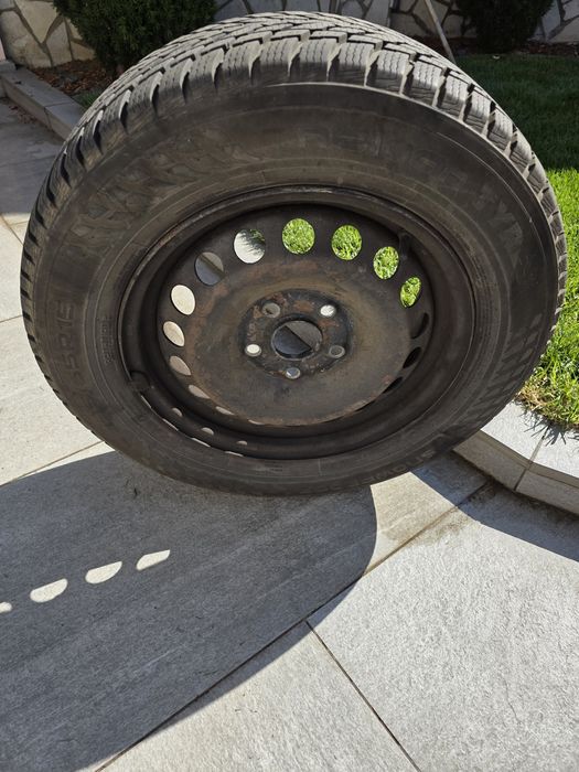 Vand set de 4 anvelope de iarna Nokian Tyres 195/65/R15 si 2 anvelope de vara Triangle 196/65/R15 rulate 1000 km si 4 jenti aferente