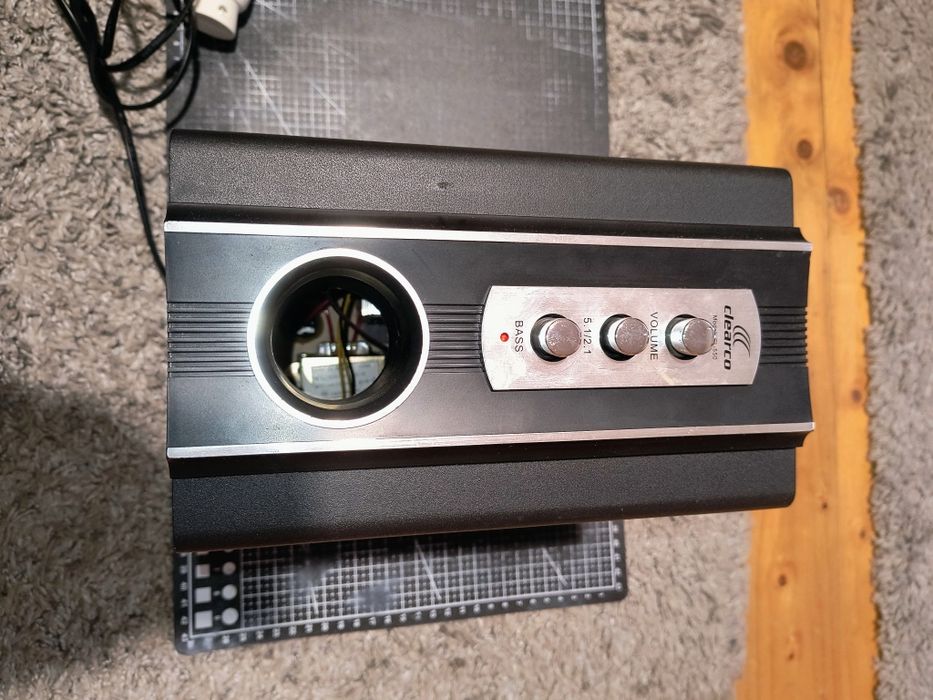 Sistem de 2.1 cu cablu de AUX