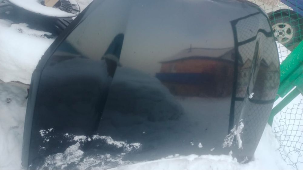 Продам оригинальный капот на весту