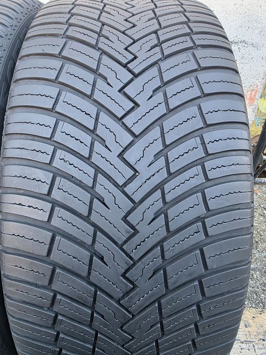 Vând două anvelope de iarna pirelli scorpion 255 40 20 dot 4922