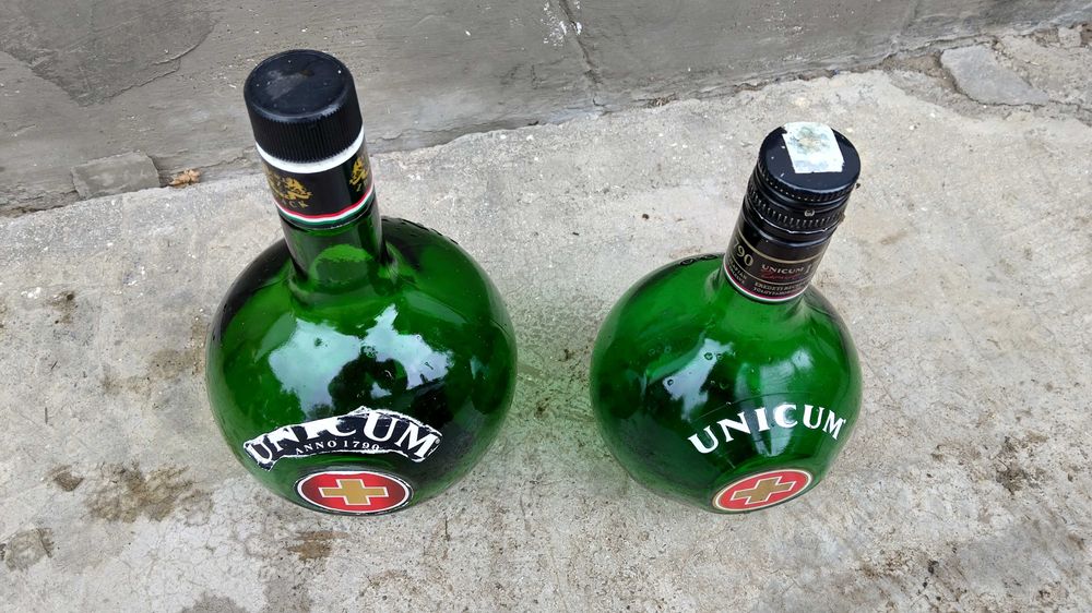 Sticle maro- albe vechi  si vaze de colectie