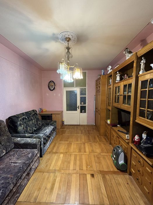 Garsonieră spațioasă de vânzare, la parter