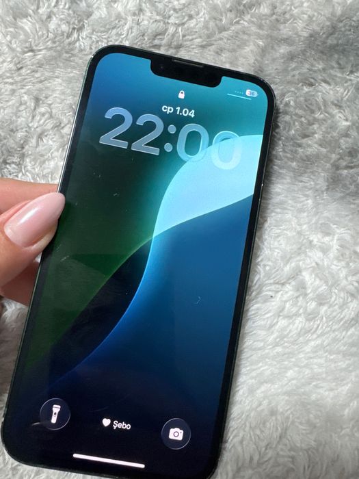 Продавам iPhone 13 в добро техническо състояние