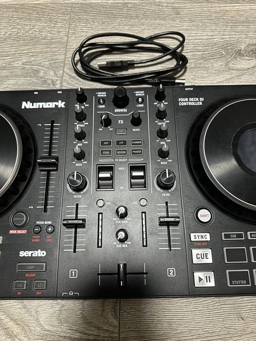 DJ контролер Numark Mixtrack Platinum FX