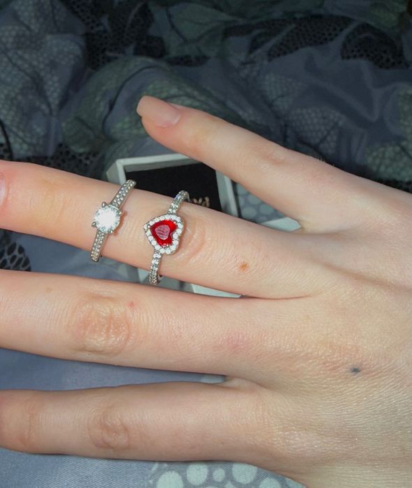 Кольцо с бриллиантом