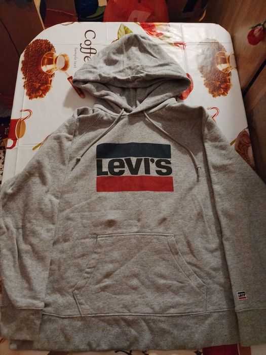 Pulover Levi's în pas cu moda