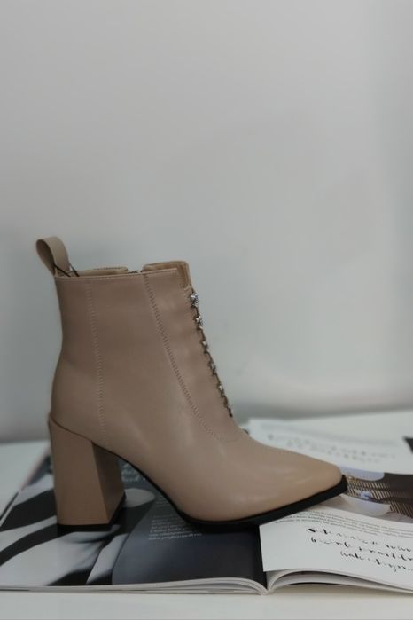 Четири модела, ограничени размери боти на супер ниски цени.