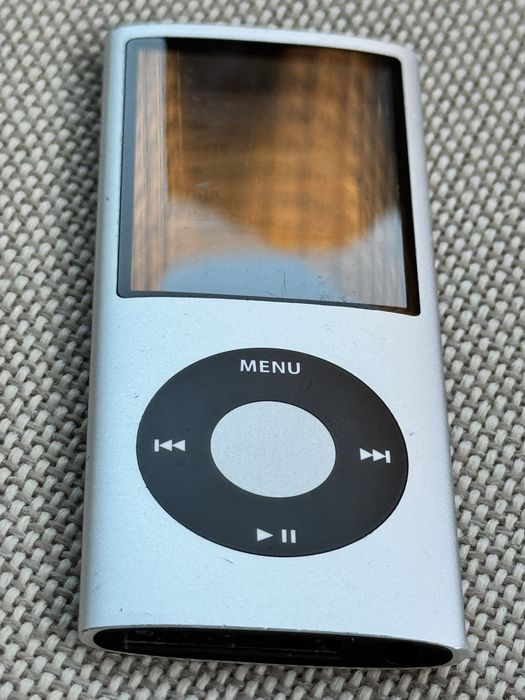 Apple iPod nano 8 GB Silver 4th Generation Silver MB598