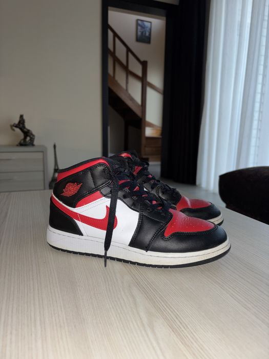 Air Jordan 1 Mid 'Black Fire Red'