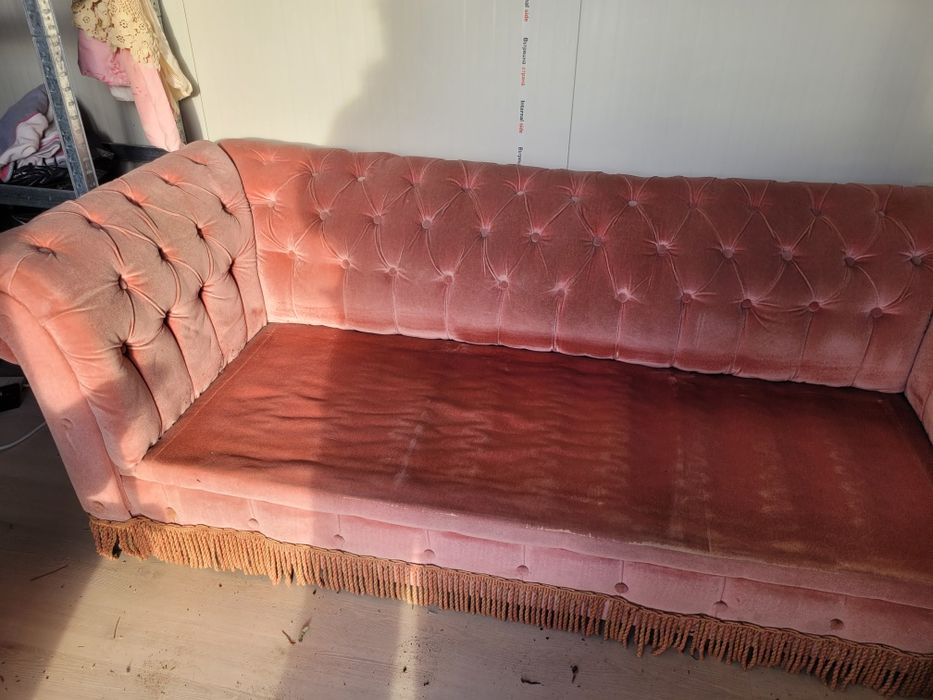Продавам диван честърфийлт