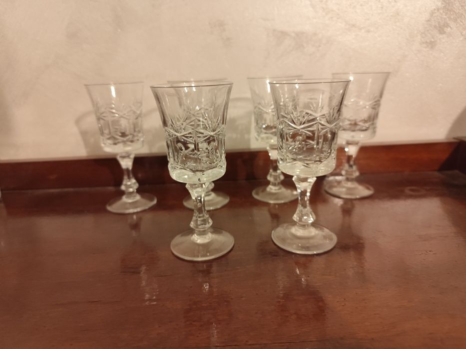 Кристални чаши за коняк и вино.