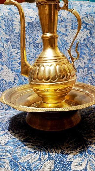 Коренные кувшин с подставкой