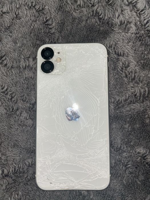 Iphone 11 spate fisurat
