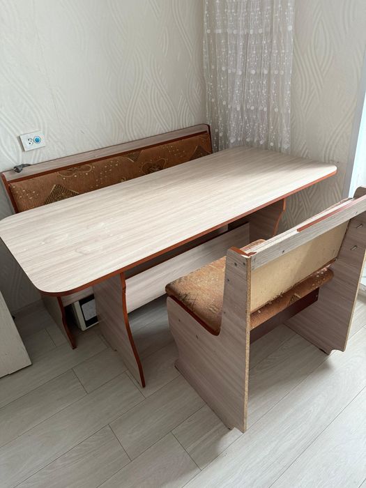 Стол для кухни с диванчиком