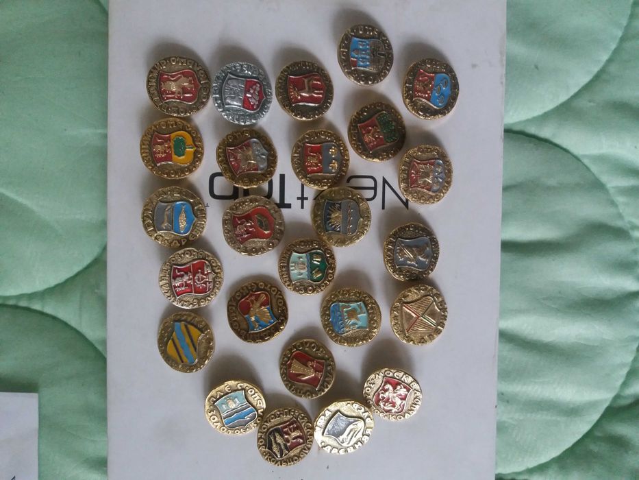 Значки продам  много