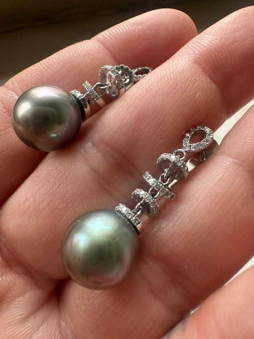 Pereche de cercei din aur alb, decorată cu diamante și perle Tahiti,