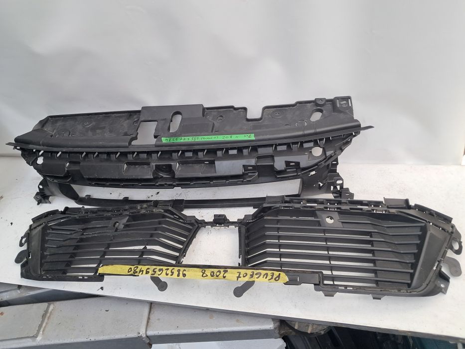 Решетка в броня  предна лайсна броня Peugeot 2008 Peugeot 208