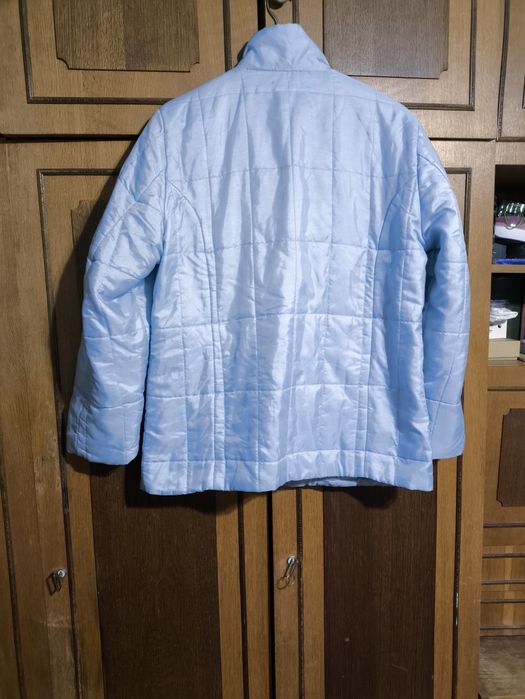 Голубая  женская куртка  и джинсы