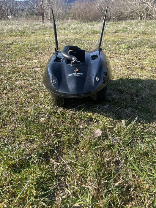 Лодка за захранка и теглене на въдици