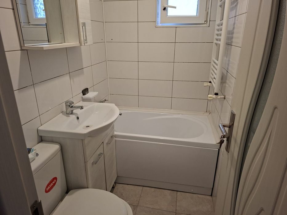 Închiriez garsoniera