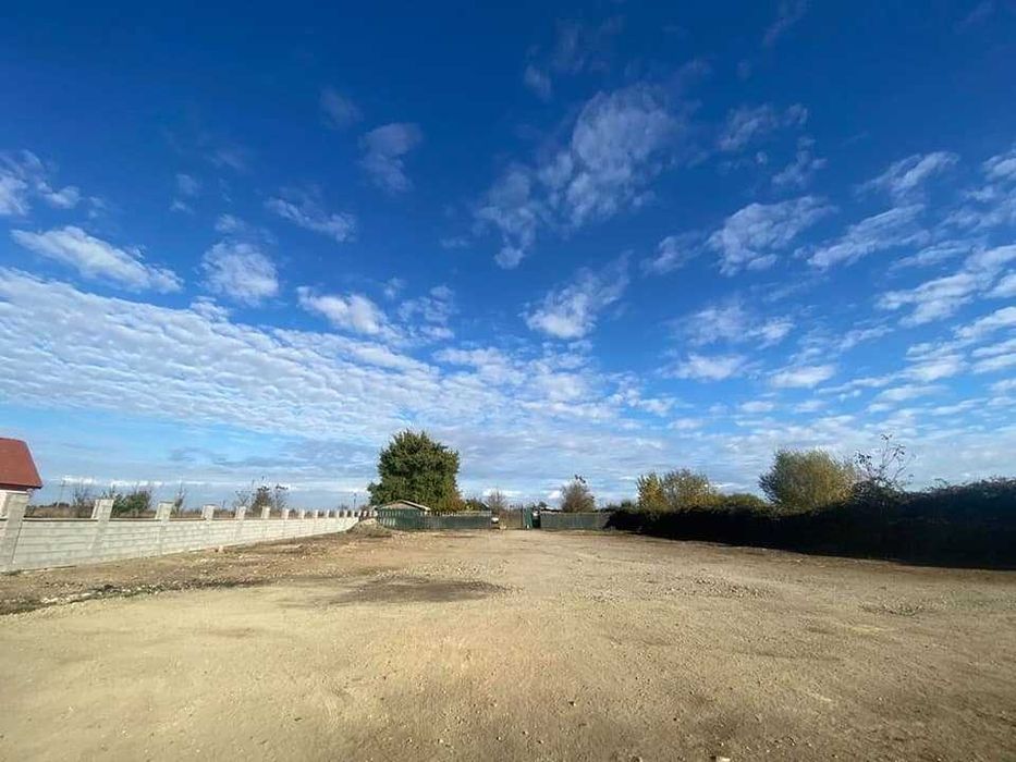 teren parțial împrejmuit și betonat