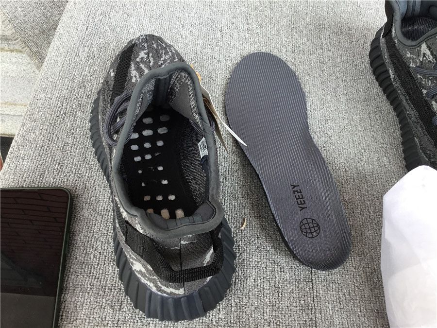 Yeezy 350 v2 Dark Salt premium