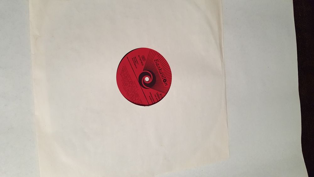 Продавам плочи от 70-те години и грамофон за колекционери.