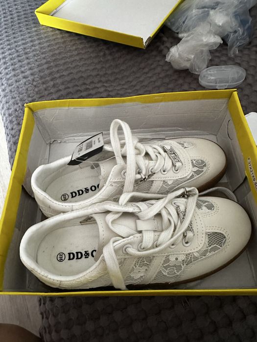 Продам нарядные кеды новые