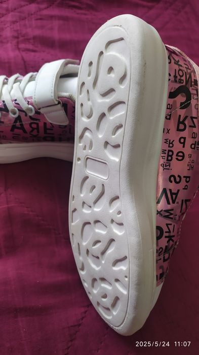 Детски изключително запазени кецове