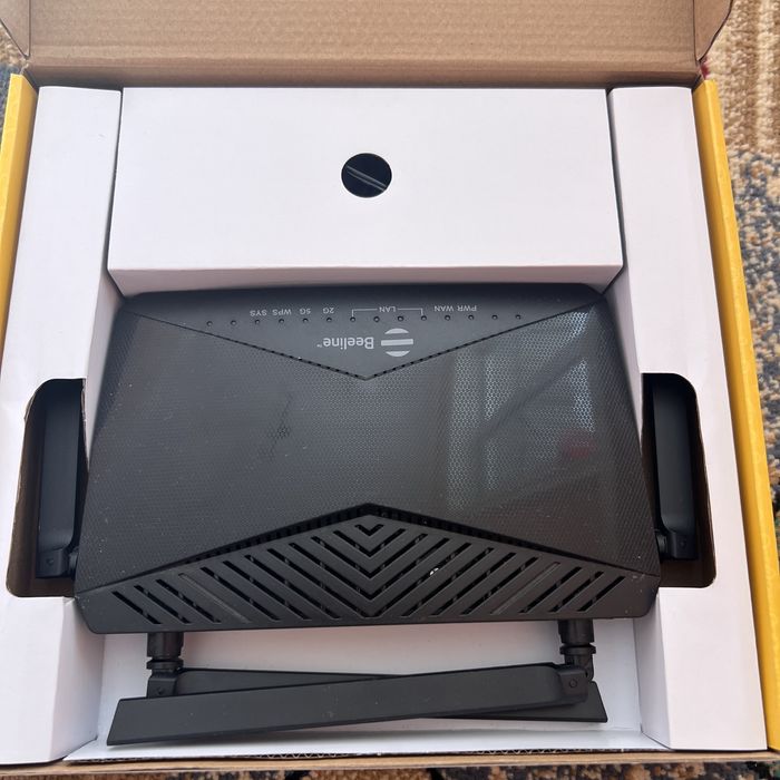 Роутер (маршрутизатор) со всеми проводами.